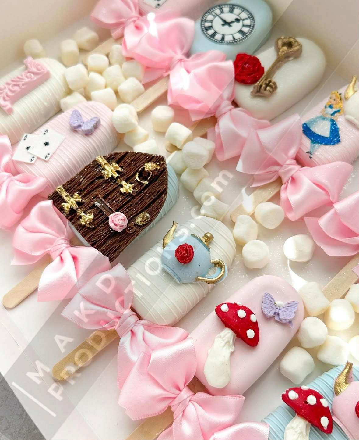 MAK D Productions Pre-Cut Edible Printed Alice in Wonderland 002 Icing Sugar Sheet Fondant Cake / Cup Cake Decoration Graphics